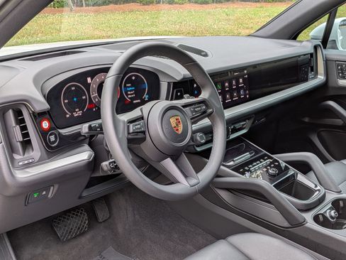 Certified 2025 Porsche Cayenne AWD/4WD image 4