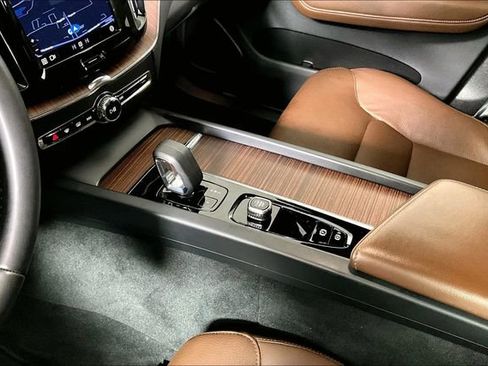 Used 2023 Volvo XC60 B5 Plus image 17