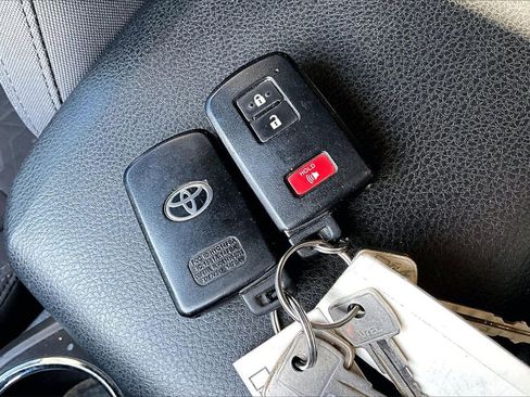 Used 2016 Toyota Tacoma TRD Sport image 12