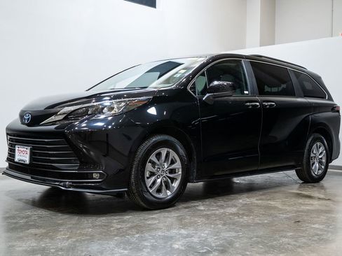 Used 2025 Toyota Sienna XLE image 3