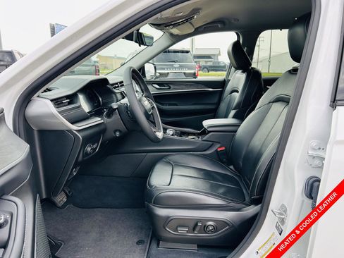 Used 2023 Jeep Grand Cherokee L Limited w/ Luxury Tech Group II image 3