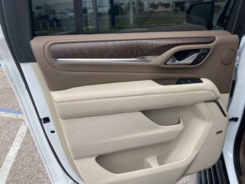 Used 2021 GMC Yukon XL Denali w/ Denali Premium Package image 12