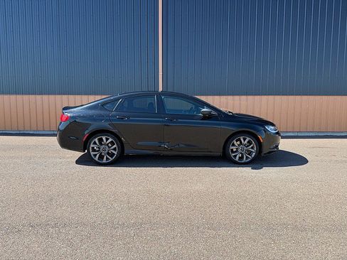 Used 2015 Chrysler 200 S FWD image 4