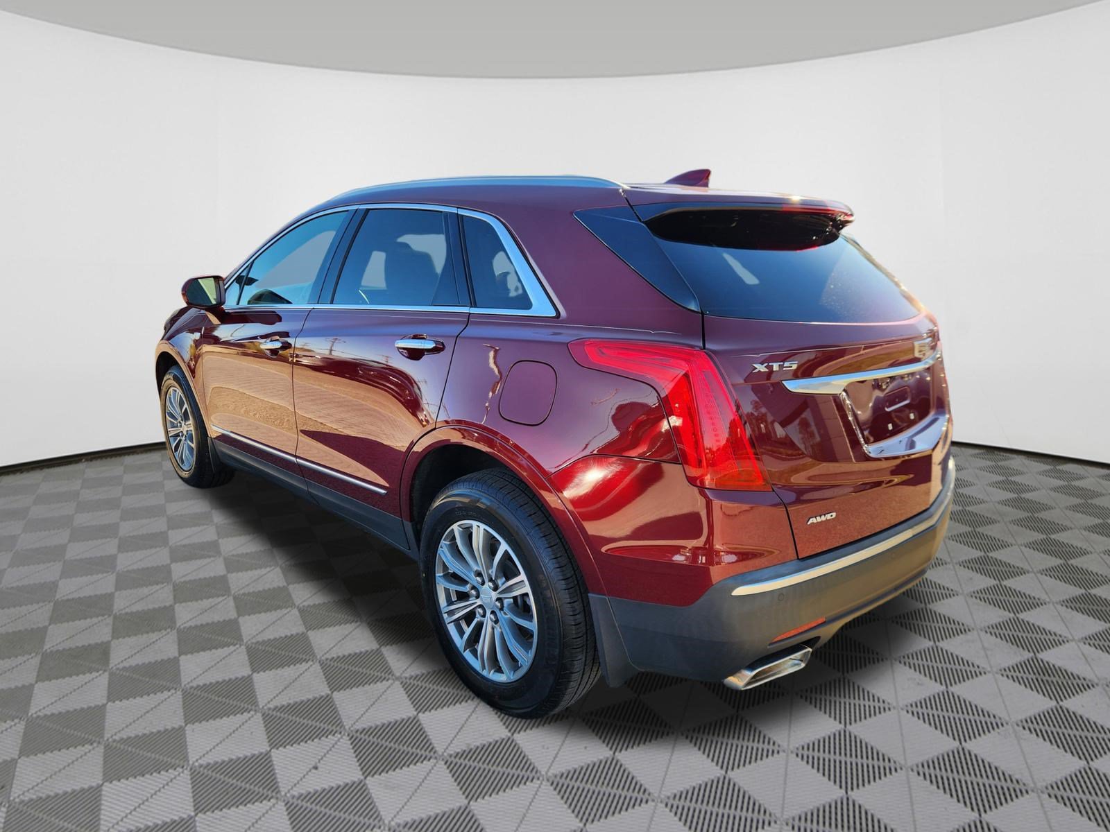 Used 2018 Cadillac XT5 Luxury w/ Driver Awareness Package AWD/4WD image 3