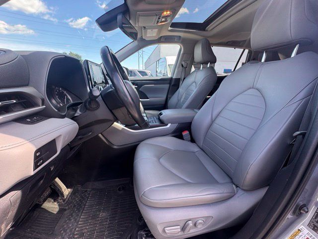Used 2022 Toyota Highlander XLE AWD/4WD image 12