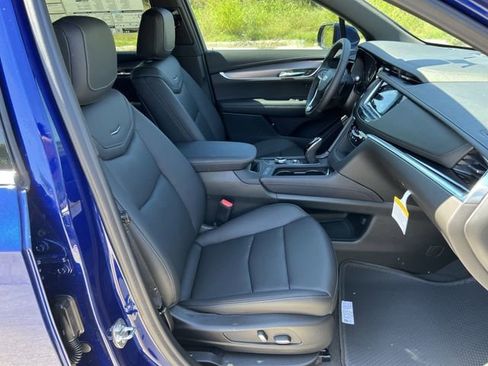 New 2025 Cadillac XT6 Luxury image 24