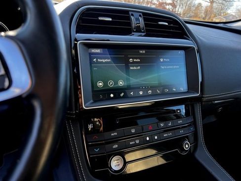 Used 2017 Jaguar F-PACE R-Sport image 39