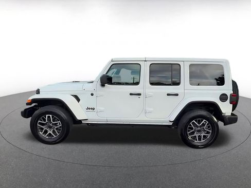 Used 2025 Jeep Wrangler Unlimited Sahara AWD/4WD image 9