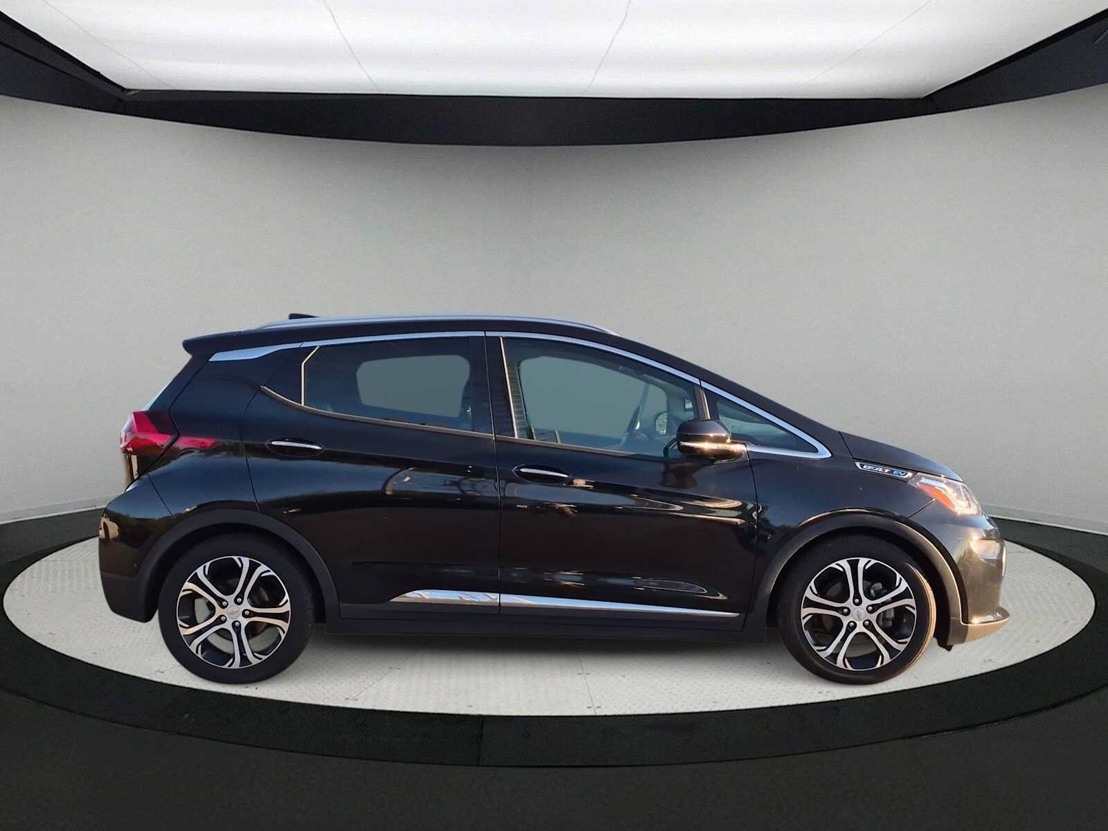 Used 2019 Chevrolet Bolt Premier w/ Infotainment Package FWD image 9