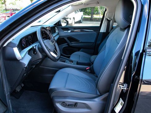 Certified 2025 Volkswagen Tiguan SE FWD image 10