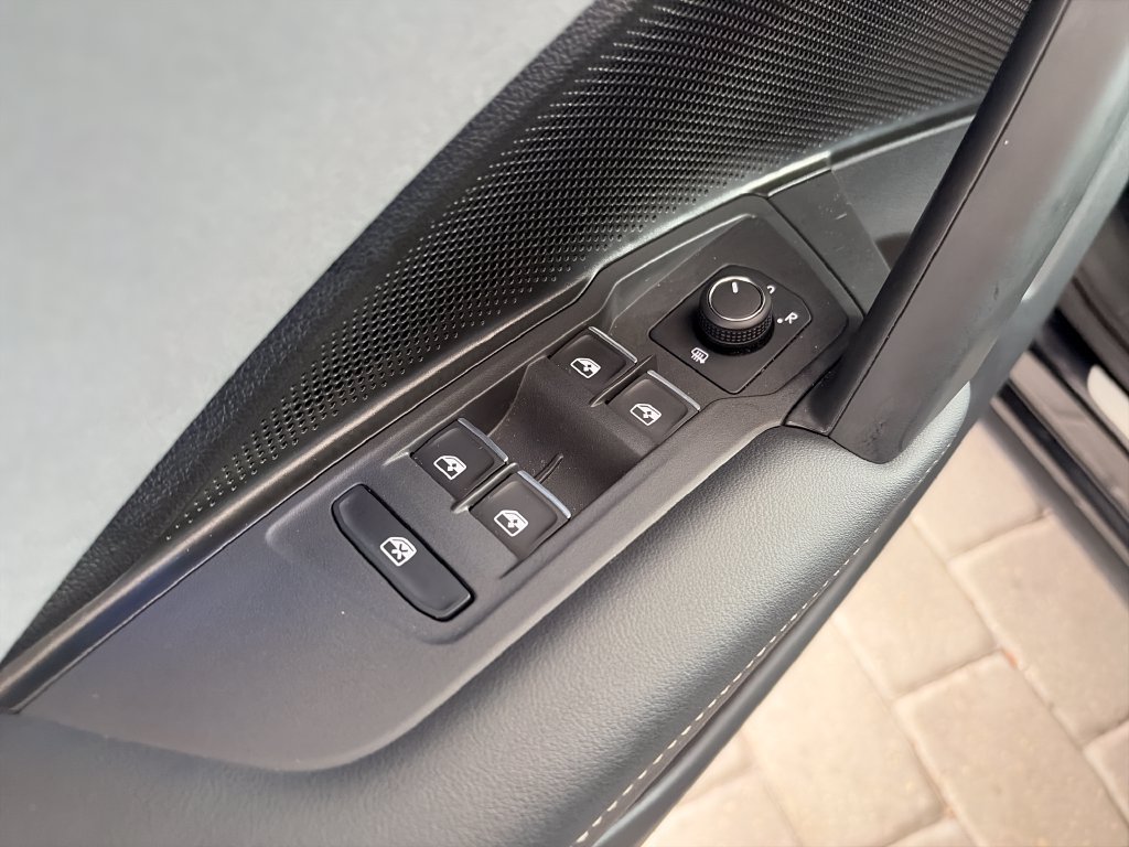 Certified 2025 Volkswagen Tiguan SE R-Line FWD image 10