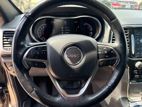 Used 2019 Jeep Grand Cherokee Altitude AWD/4WD image 15
