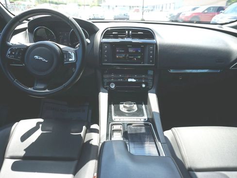 Used 2018 Jaguar F-PACE Premium AWD/4WD image 23