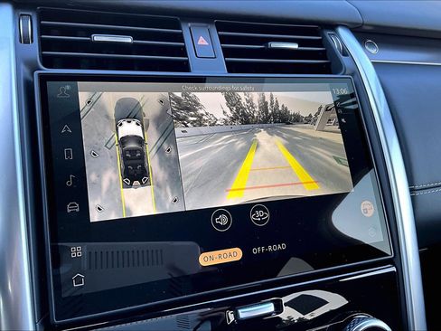 Used 2024 Land Rover Discovery Metropolitan Edition image 26