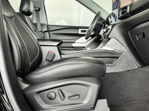 Used 2023 Ford Explorer Limited w/ Limited Technology Package RWD image 5