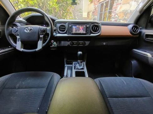 Used 2018 Toyota Tacoma SR5 w/ SR5 Appearance Package (SM) RWD image 37