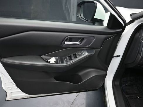 Used 2024 Nissan Rogue SV FWD image 12
