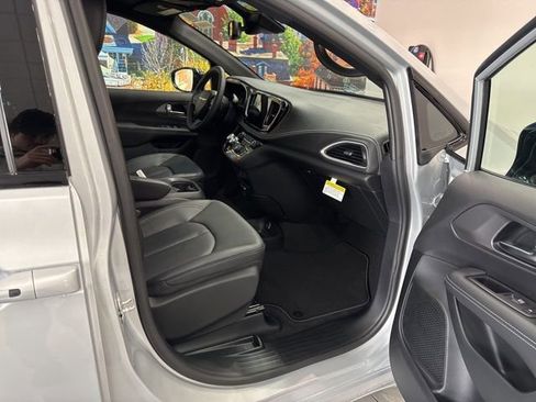 New 2026 Chrysler Pacifica Select w/ S Appearance Package image 48