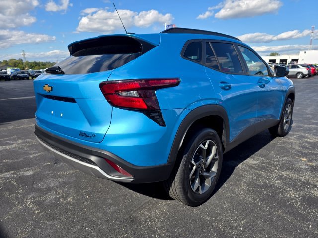 Used 2025 Chevrolet Trax LT FWD image 3