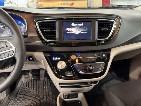 Used 2019 Chrysler Pacifica L FWD image 7