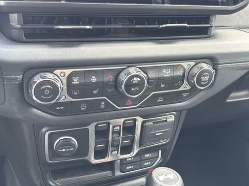 Used 2024 Jeep Wrangler Unlimited Sahara AWD/4WD image 18