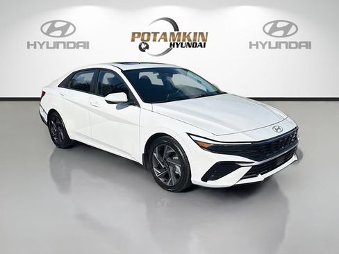 Certified 2025 Hyundai Elantra SEL FWD image 3