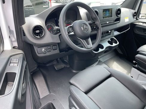 Used 2024 Mercedes-Benz Sprinter 2500 image 8