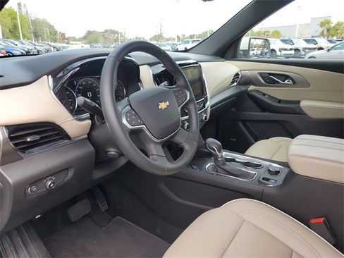 Used 2023 Chevrolet Traverse Premier image 16