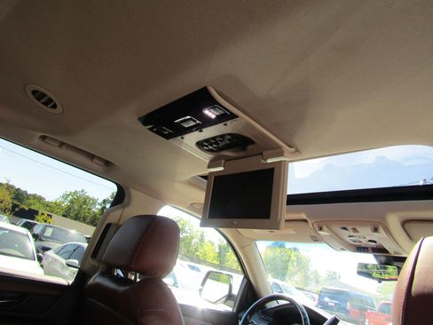 Used 2017 Cadillac Escalade Premium Luxury image 17