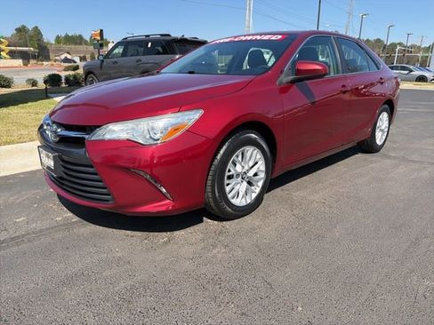Used 2017 Toyota Camry LE image 3