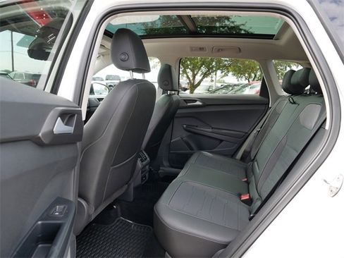 Certified 2025 Volkswagen Taos SE image 17