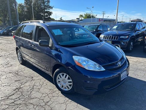 Used 2007 Toyota Sienna LE w/ LE Pkg 1 FWD image 2
