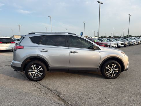 Used 2018 Toyota RAV4 LE FWD image 4