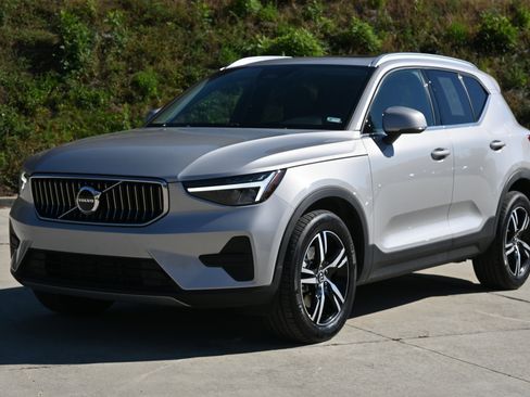 Used 2025 Volvo XC40 B5 Core image 5
