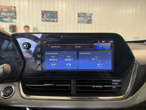 Used 2025 Chevrolet Trax LT FWD image 12
