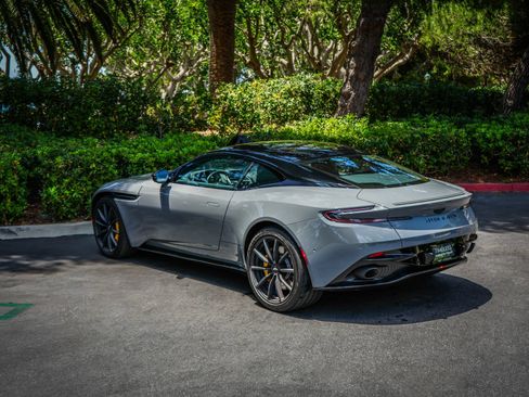 Used 2022 Aston Martin DB11 Coupe RWD image 4