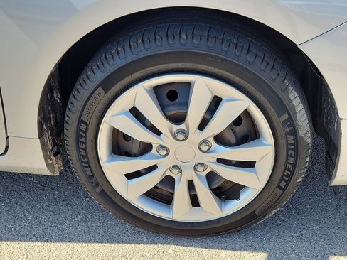 Used 2013 Toyota Corolla LE FWD image 7