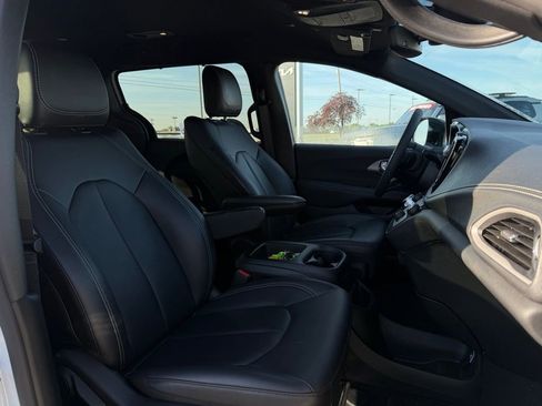 Used 2026 Chrysler Pacifica Select FWD image 29