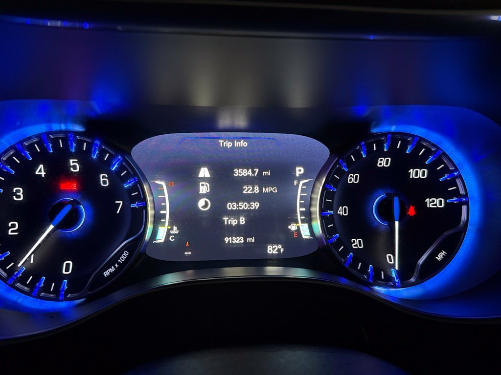Used 2022 Chrysler Pacifica Limited AWD/4WD image 10