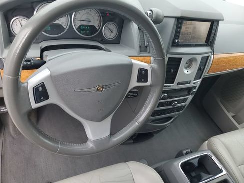 Used 2010 Chrysler Town & Country Limited w/ Entertainment Group #3 FWD image 19