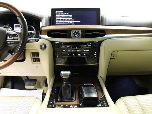Used 2019 Lexus LX 570 4WD w/ Luxury Package image 18
