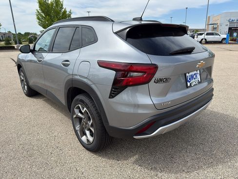 Used 2025 Chevrolet Trax LT FWD image 3