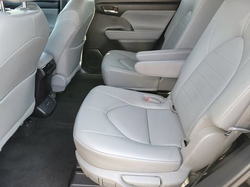 Used 2023 Toyota Highlander XLE image 10