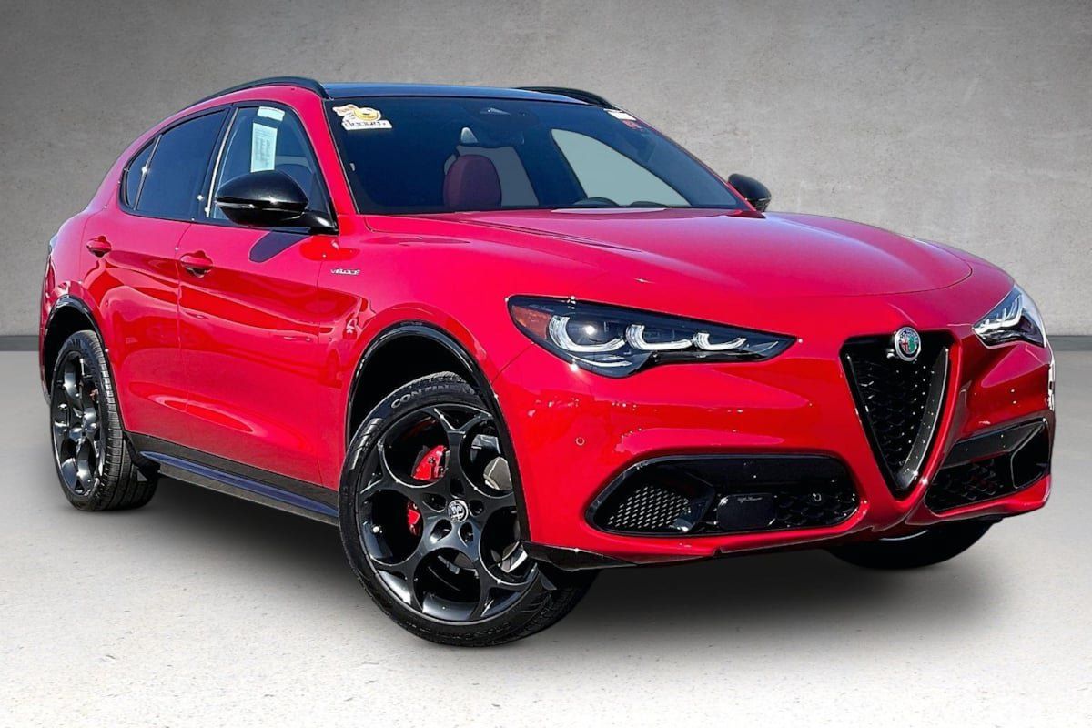 Used 2025 Alfa Romeo Stelvio Sprint AWD/4WD image 2