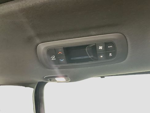 Used 2025 Chrysler Pacifica Limited FWD image 29