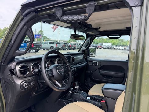 Used 2023 Jeep Gladiator Sport AWD/4WD image 17