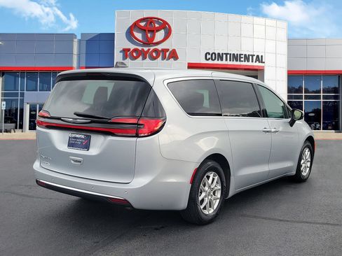 Used 2023 Chrysler Pacifica Touring-L FWD image 5