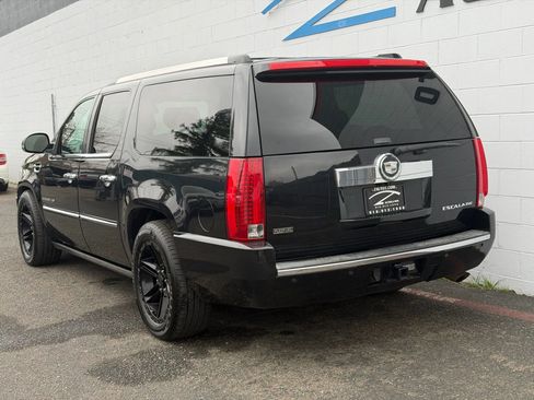 Used 2010 Cadillac Escalade ESV Premium image 4