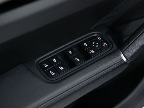 Certified 2023 Porsche Cayenne Platinum Edition w/ Assistance Package image 18