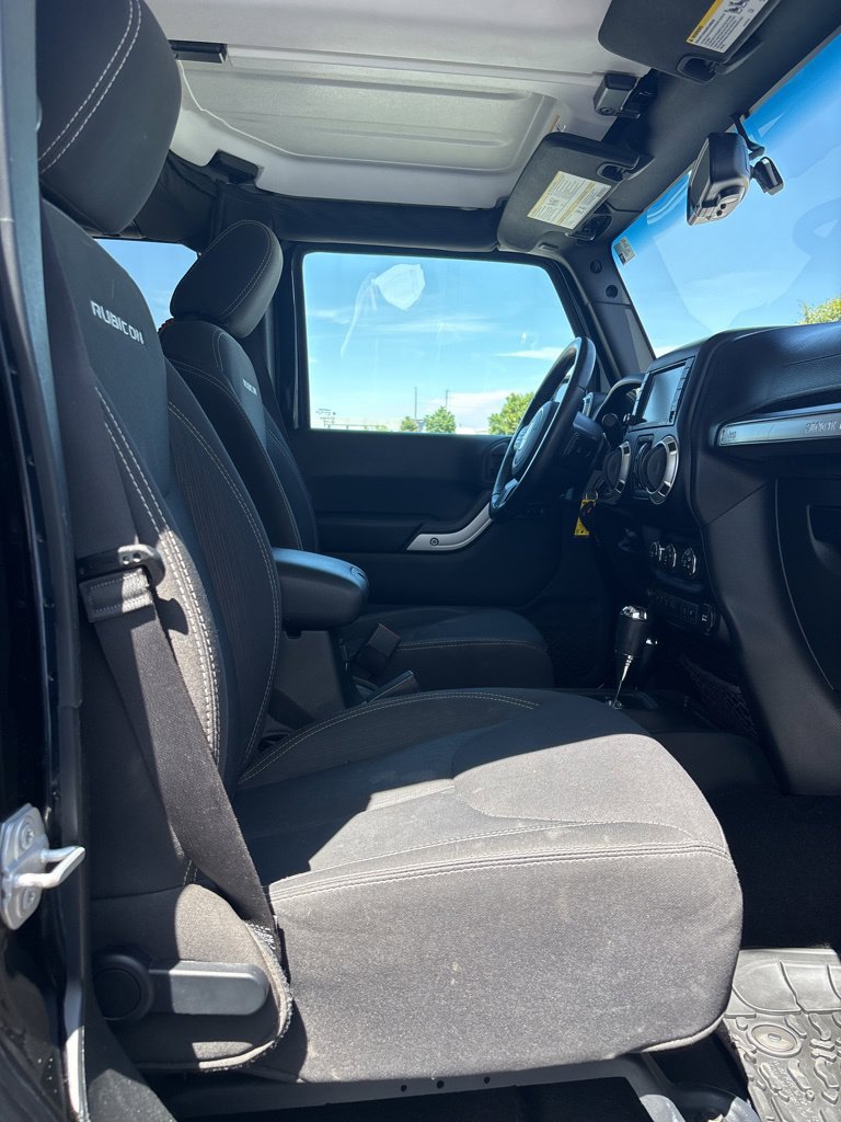 Used 2017 Jeep Wrangler Unlimited Rubicon w/ Cold Weather Group AWD/4WD image 7